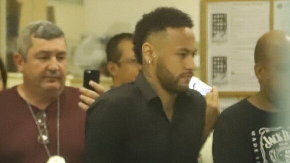 Neymar, de muletas, vai à delegacia para prestar depoimento sobre fotos vazadas