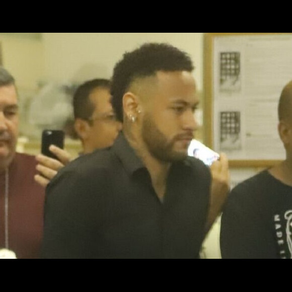 Neymar vai a delegacia de muletas para depoimento, após denúncia de estupro e divulgação de fotos íntimas, nesta quinta-feira, dia 06 de junho de 2019