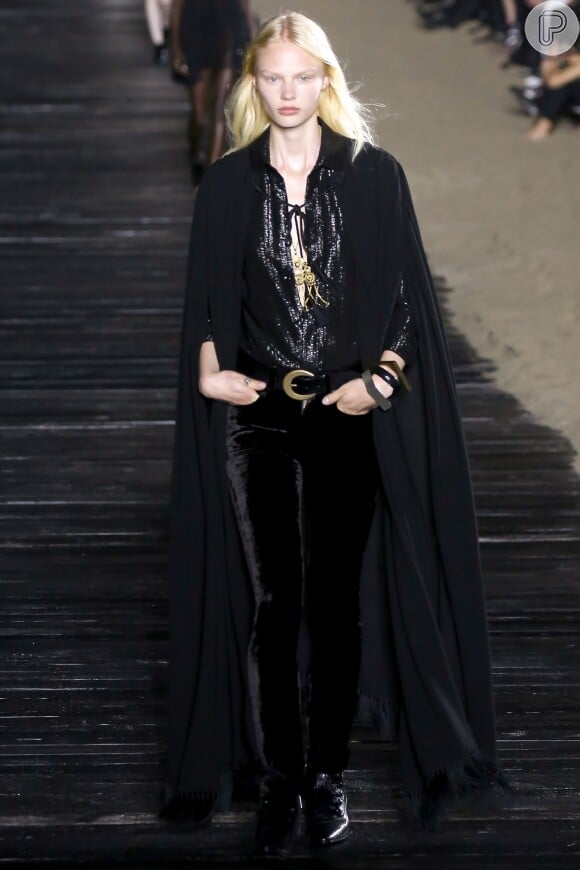 Look preto total com capa e calça de veludo da Yves Saint Laurent