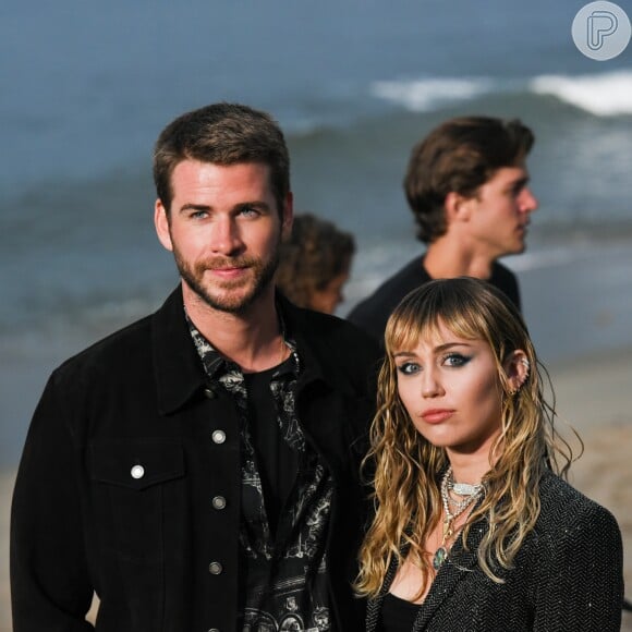 Miley Cyrus e Liam Hemsworth estavam entre os convidados do desfile