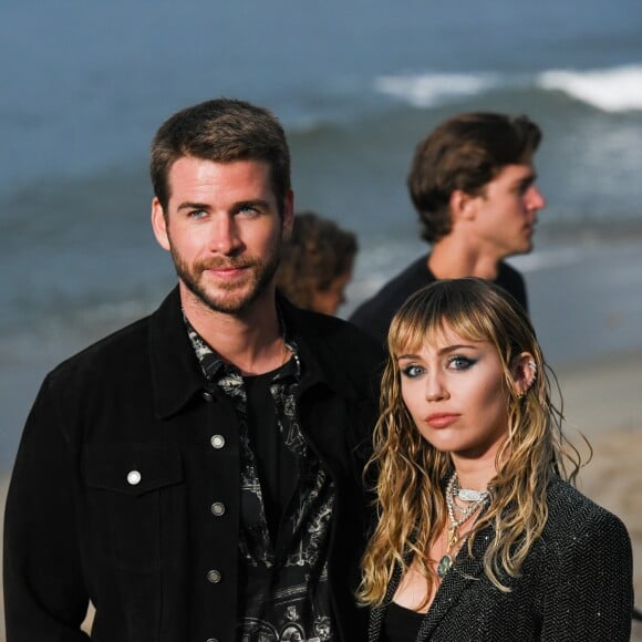 Miley Cyrus e Liam Hemsworth estavam entre os convidados do desfile