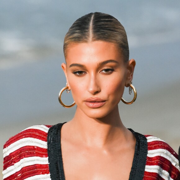 Hailey Bieber foi outra que comparaceu ao show