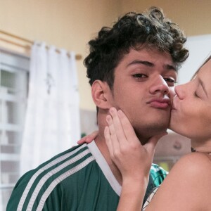 Anjinha (Caroline Dallarosa) vai falar para Marco (Júlio Machado) que ela e Cléber (Gabriel Santana) estão namorando na novela 'Malhação: Toda Forma de Amar'