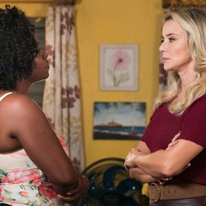  Vânia (Olívia Araújo) vai avisar para César (Tato Gabus Mendes) da ameaça que Karina (Christine Fernandes) fez à Jaqueline (Gabz) na novela 'Malhação: Toda Forma de Amar'.