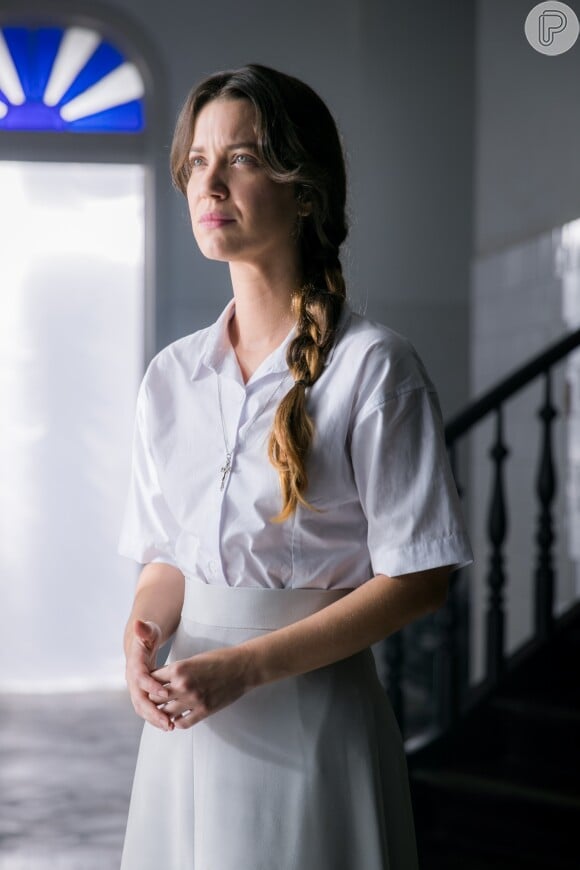 Fabiana (Nathalia Dill) reconhece a irmã na TV e vai atrás dela para recuperar o tempo perdido no convento na novela 'A Dona do Pedaço'