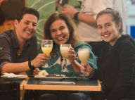 Claudia Rodrigues ganha flores ao comemorar 48 anos com a filha em shopping