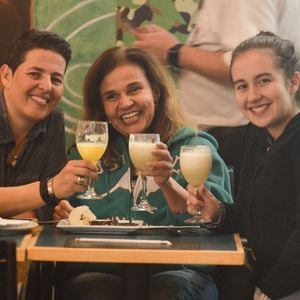 Claudia Rodrigues comemorou 48 anos com festa reservada em shopping com a filha e a empresária, nesta sexta-feira, 7 de junho de 2019