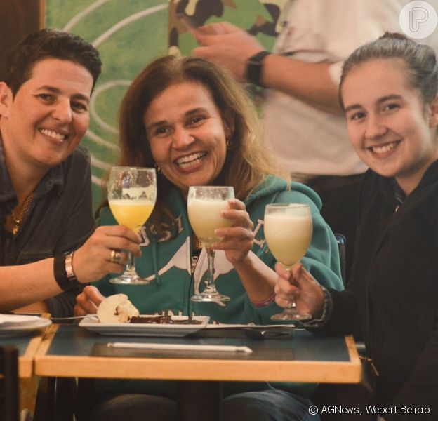 Claudia Rodrigues comemorou 48 anos com festa reservada em shopping com a filha e a empresária, nesta sexta-feira, 7 de junho de 2019