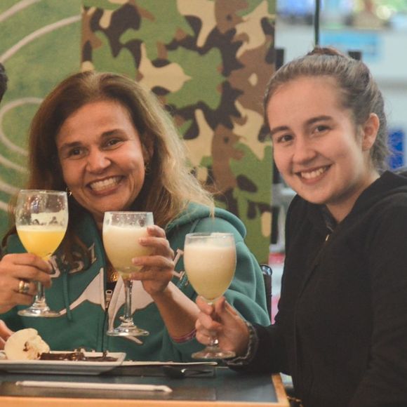 Claudia Rodrigues brindou com a filha e a empresária, em festa de aniversário nesta sexta-feira, 7 de junho de 2019