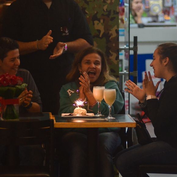 Claudia Rodrigues ganhou o tradicional parabéns ao comemorar 48 anos no shopping da Gávea, Zona Sul do Rio de Janeiro