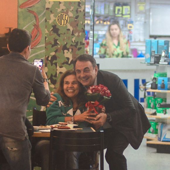 Claudia Rodrigues ganhou flores de seu professor em festa de 48 anos