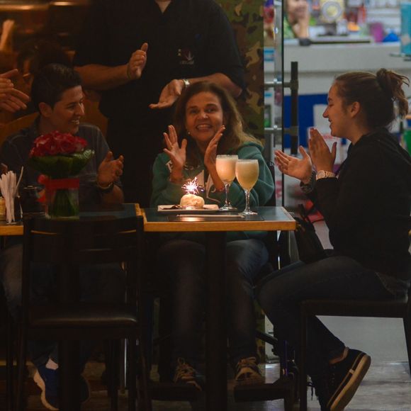 Claudia Rodrigues comemorou 48 anos com festa reservada em shopping do Rio com a filha e a empresária, nesta sexta-feira, 7 de junho de 2019