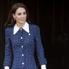 Kate Middleton com vestido de bolinha de manga comprida e sapato combinando