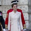 Kate Middleton repetiu trench coat de comprimento até o joelho e acinturado da grife Catherine Walker para um evento que acontece duas noites antes do aniversário da rainha