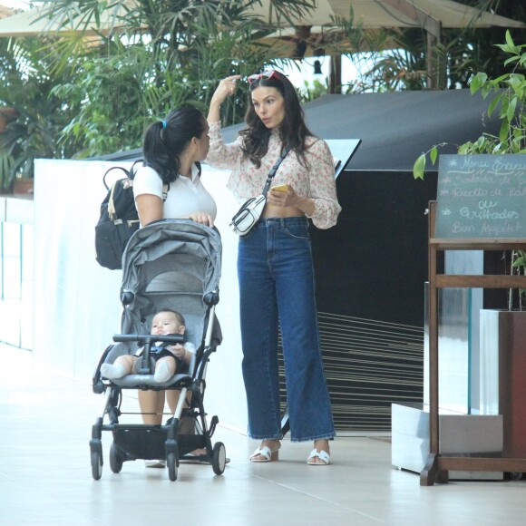 Filho de Isis Valverde aparece em momento fofo com a mãe nesta segunda-feira, dia 10 de junho de 2019