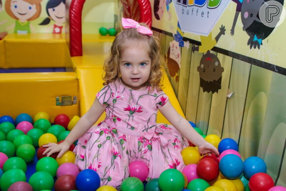 Filha caçula do sertanejo Hudson, Helena esbanjou fofura em seu aniversário de 2 anos