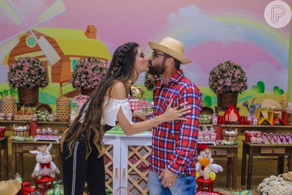 Sertanejo Hudson e Thayra Machado trocaram beijo no aniversário da filha caçula, nesta terça-feira, 11 de junho de 2019