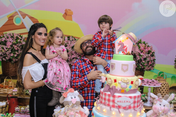 Sertanejo Hudson e Thayra Machado festejaram os 2 anos da filha caçula, Helena, ao lado do outro filho do casal, Davi, de 3