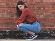 Calça jeans e tênis não saem da moda! Veja dicas para deixar o look com estilo
