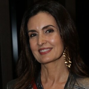 Com make discreta, Fátima Bernardes também incluiu um brinco poderoso em seu look