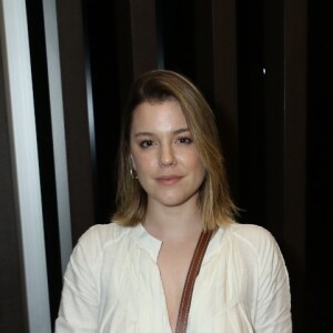 Alice Wegamnn combinou longo off-white e tênis branco em seu look