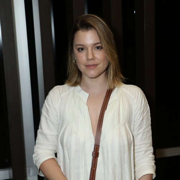 Alice Wegmann escolheu uma produção clean para o show no Rio
