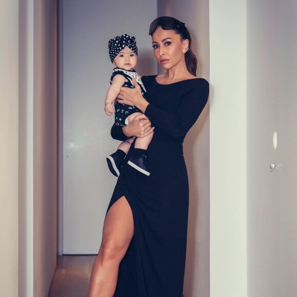 Sabrina Sato usa look fendado para 'ficar em casa' com Zoe