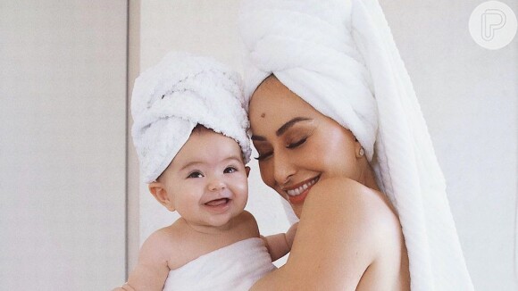 Sabrina Sato e a filha, Zoe, posam de toalhas, em 15 de junho de 2019