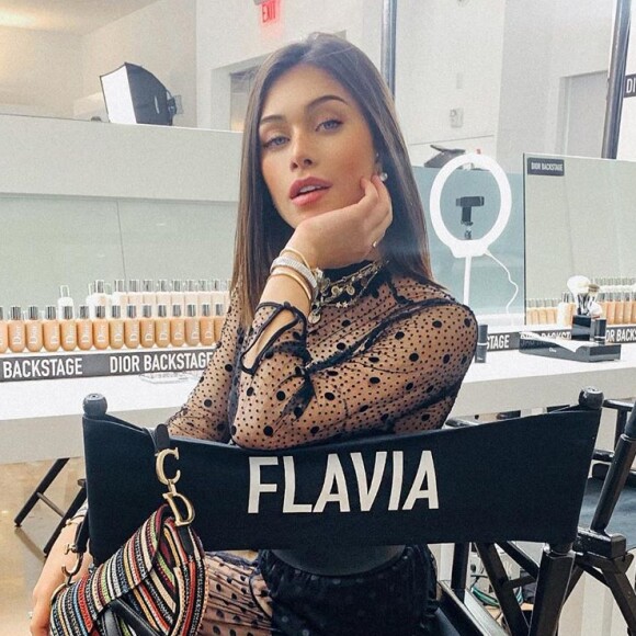 Segundo fontes do perfil Subcelebrities, Flavia Pavanelli chegou de mãos dadas com um rapaz, mas os dois não protagonizaram cenas de beijo em público