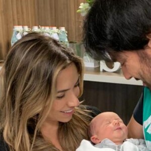 Patricia Abravanel faz vídeo do filho, Senor, da filha, Jane, e do marido deitados na cama na noite de domingo (16)