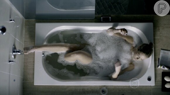 A atriz também já apareceu relaxando em uma banheira em 'Dupla Identidade'