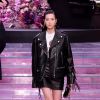 Desfile da Versace na semana de moda masculina de Milão: conjuntinho de jaqueta de couro +saia é perfeito para agora
