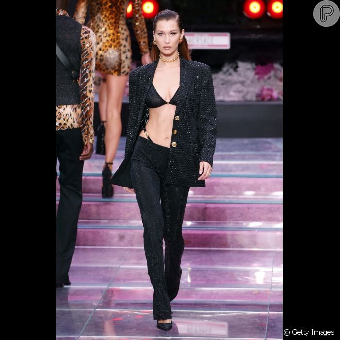 Desfile da Versace na semana de moda masculina de Milão: o terno ganha uma versão bem sexy na passarela da marca