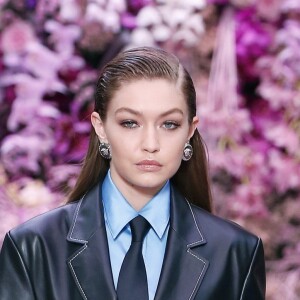 Desfile da Versace na semana de moda masculina de Milão: Gigi Hadid de sobretudo de couro usado com camisa e gravata