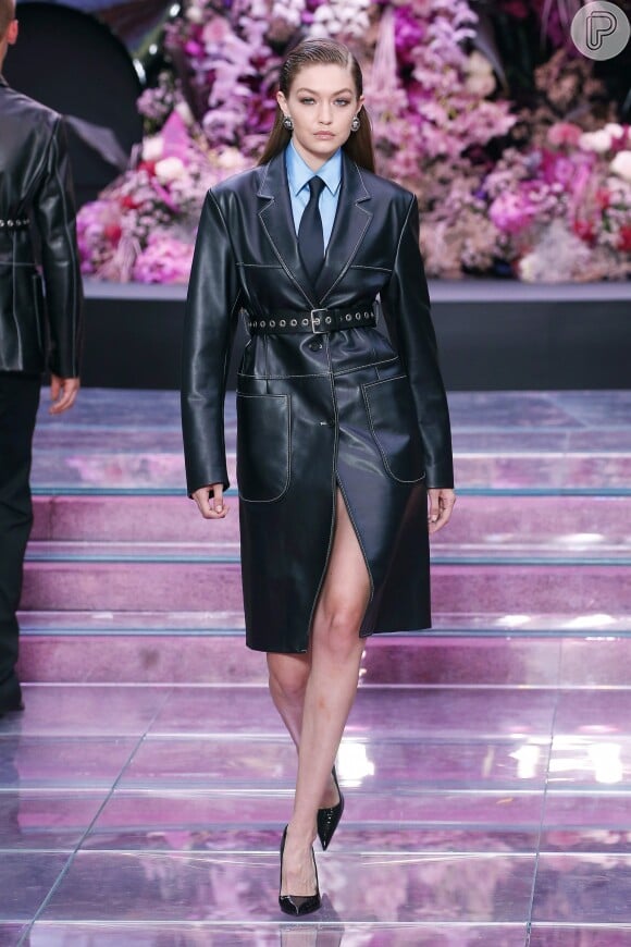 Desfile da Versace na semana de moda masculina de Milão: Gigi Hadid de sobretudo de couro usado com camisa e gravata