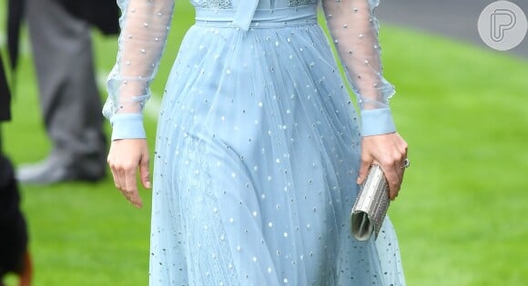 O look usado por Kate Middleton tinha aplicações de minipoás bordados