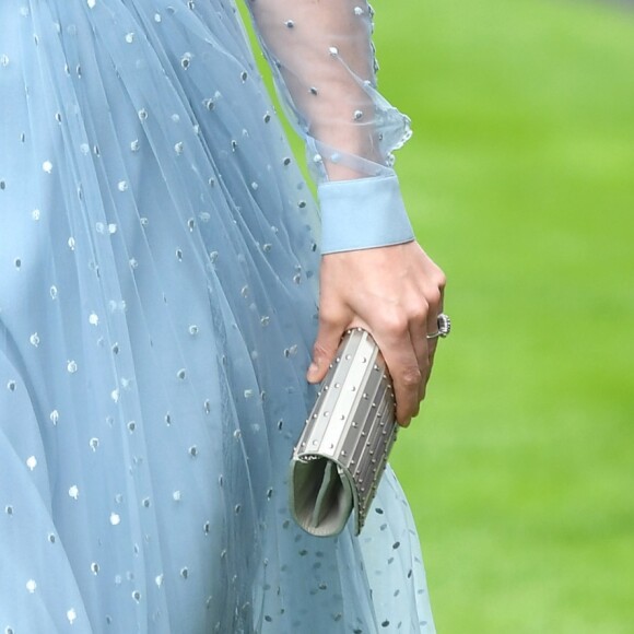 O look usado por Kate Middleton tinha aplicações de minipoás bordados