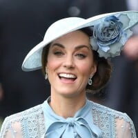 Decote pussybow & poás: o look ladylike de Kate Middleton no Royal Ascot. Fotos!