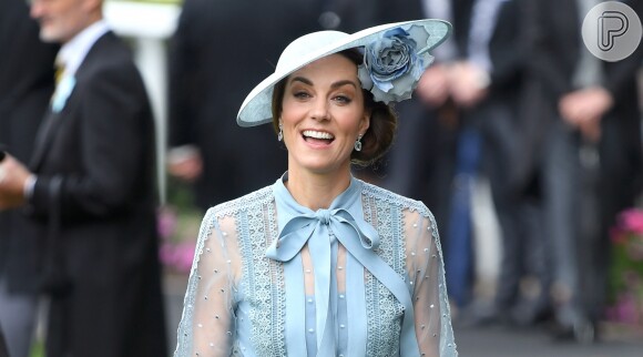Decote pussybow & poás! Kate Middleton usa look ladylike no Royal Ascot nesta terça-feira, dia 18 de junho de 2019