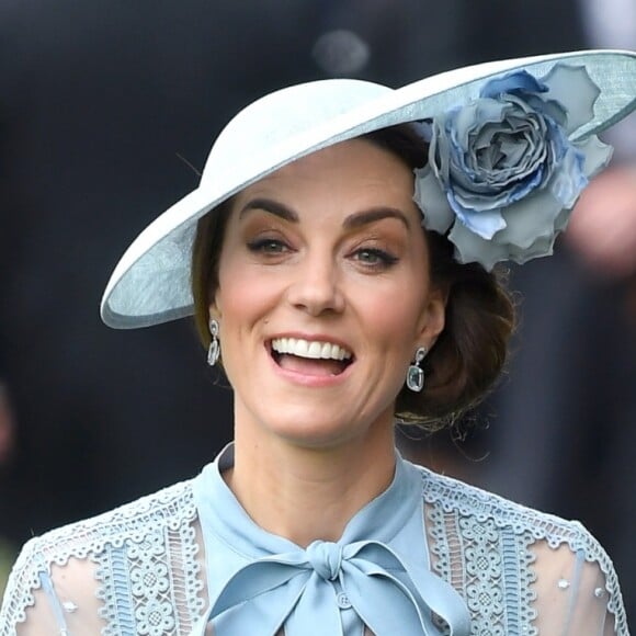 Decote pussybow & poás! Kate Middleton usa look ladylike no Royal Ascot nesta terça-feira, dia 18 de junho de 2019