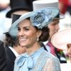 Kate Middleton escolheu um chapéu Philip Tracy com uma flor na lateral