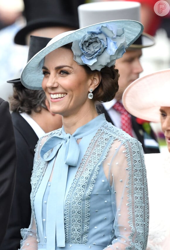 Kate Middleton escolheu um chapéu Philip Tracy com uma flor na lateral
