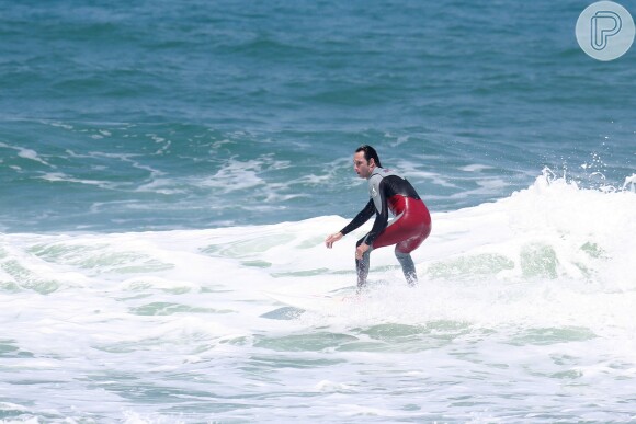 Rodrigo Santoro surfou nesta sexta-feira, 10 de outubro de 2014, já exibindo seu novo visual