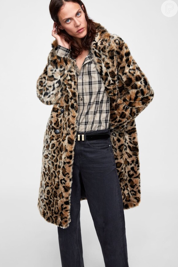 O trench coat com gola alta e estampa de oncinha da Zara é superquentinho e sofisticado. Custa R$ 679