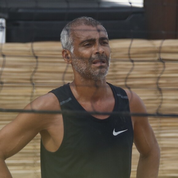 Romário levou a nova namorada, a estudante de Administração Ana Karoline Nazário, para praia do Rio