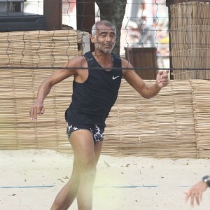 Romário se divertiu jogando futevôlei em praia do Rio de Janeiro