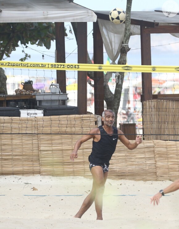 Romário se divertiu jogando futevôlei em praia do Rio de Janeiro