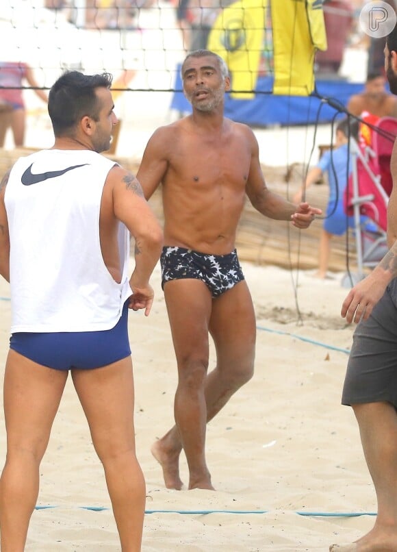 Romário se divertiu jogando futevôlei em praia do Rio de Janeiro neste feriado de Corpus Christi, 20 de junho de 2019