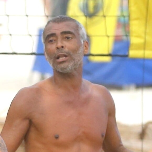 Romário se divertiu jogando futevôlei em praia do Rio de Janeiro neste feriado de Corpus Christi, 20 de junho de 2019