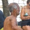Nova namorada de Romário acompanhou o ex-jogador em dia de praia